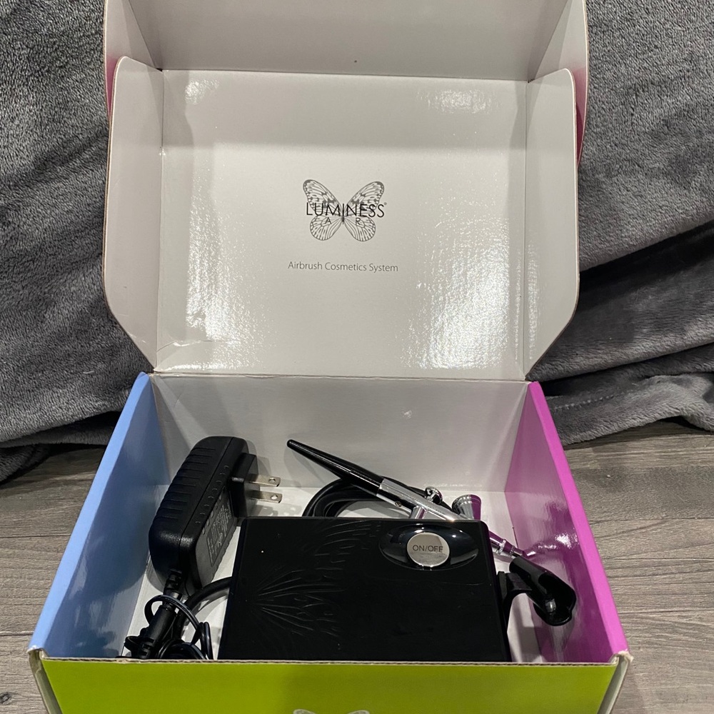 Luminous Air airbrush cosmetics system